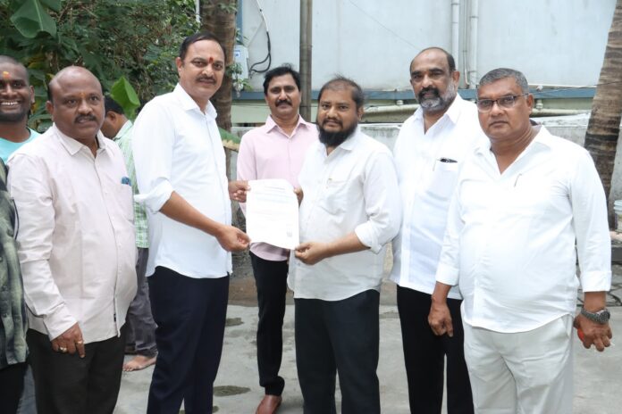 మీర్ పేట్ హెచ్‌బీ కాలనీ డివిజన్ కృష్ణానగర్‌కు చెందిన పి. నాగరాజుకు రూ.4 లక్షల ఎల్‌ఓసీ లెటర్‌ను ఉప్పల్ ఎమ్మెల్యే బండారి లక్ష్మారెడ్డి గురువారం అందజేశారు. మాజీ కార్పొరేటర్లు జెరిపోతుల ప్రభుదాస్, గుండారపు శ్రీనివాస్‌రెడ్డి, మాజీ కార్పొరేటర్ కొత్త రామారావులతో కలిసి ఎమ్మెల్యే ఈ సహాయాన్ని అందించారు. అనారోగ్యంతో బాధపడుతున్న నిరుపేదలకు ప్రభుత్వ సహాయం అందేలా కృషి చేస్తామని ఎమ్మెల్యే తెలిపారు.